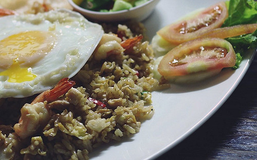 貧嬤帶孫包便當共吃！店家編「超暖謊言」…1.8萬人淚崩