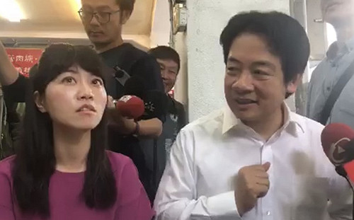 到台南啖小吃拜月老 高嘉瑜建議賴清德「甩開偶像包袱」