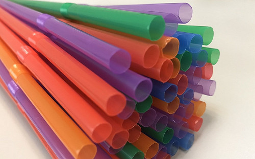 就口杯蓋代替吸管更環保？環保署：少了吸管就有減塑