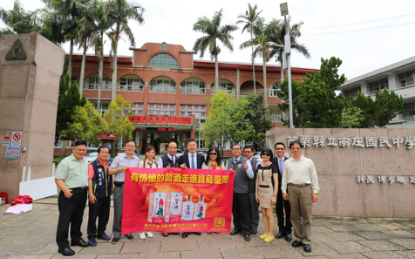 中企捐60萬校門拉「習酒走進寶島」 南庄國中惹議