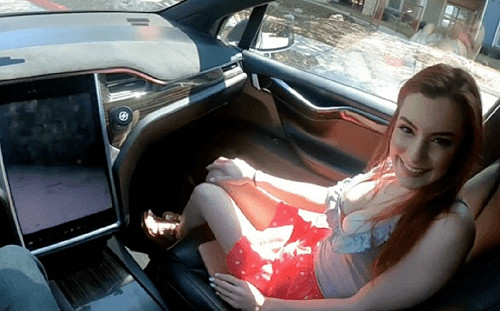 她開啟自動駕駛在特斯拉上激情車震　自拍影片一炮而紅