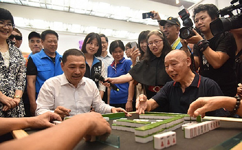 陪銀髮族同樂打麻將 侯友宜笑稱「今天不會抓」