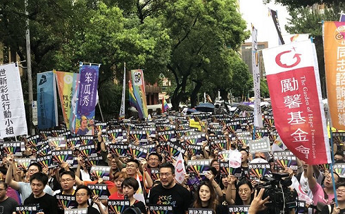 同婚拚三讀圖輯》挺同團體聚集3萬5千人  聚集立院周邊道路要求速審過關