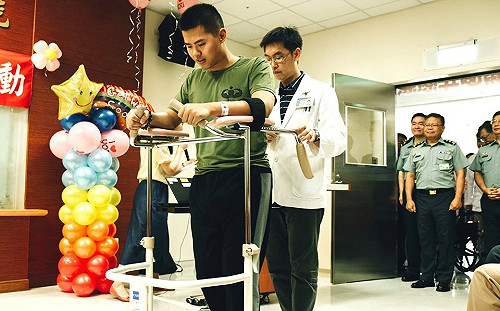 傘兵秦良丰復健可撐持站立2分鐘 傷癒復原還想再跳傘