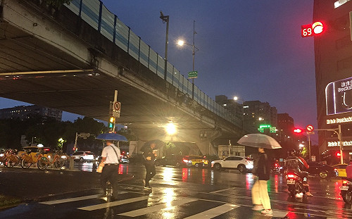 外出注意！南投、嘉義發布大豪雨特報 全台19縣市防大雨