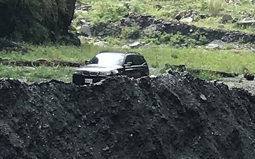（影）開車渡河卻遇溪水暴漲　警消協助民眾攀岩脫困