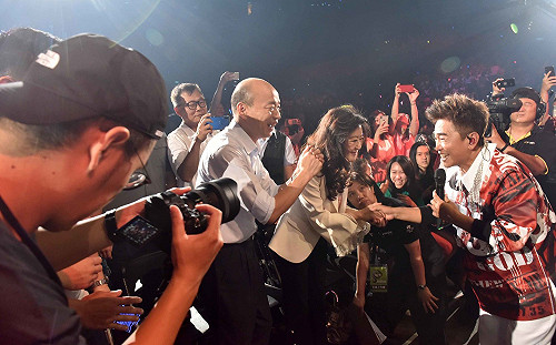 吳宗憲開唱嗨翻高雄巨蛋  韓國瑜現身台下合唱〈夜襲〉