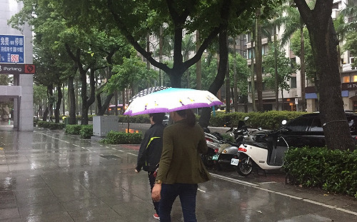 中秋收假日變天！明起東北部恐連下六天雨