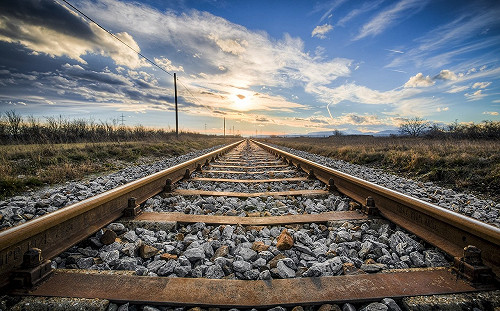 長知識！鐵軌旁為何要鋪小石頭？「3大神奇功能」曝光