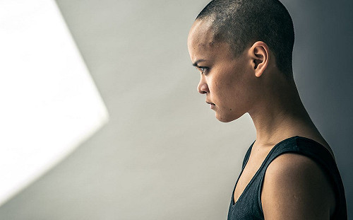 爸教訓女兒懲罰二選一　為了不放棄「這個」她寧願剃光頭