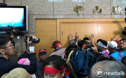 （影）藍花蓮縣黨部主委遭停權 北上陳抗激烈爆數度衝突