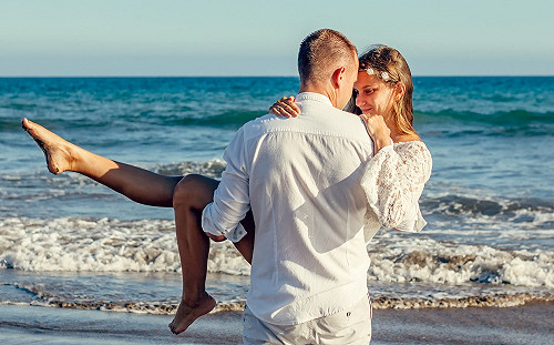 520耍浪漫！他公主抱女友　「喀擦」一聲悲劇了