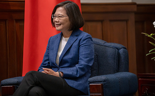 美台「三個首次」港媒認為如玩火 憂台海恐變火藥庫隨時爆