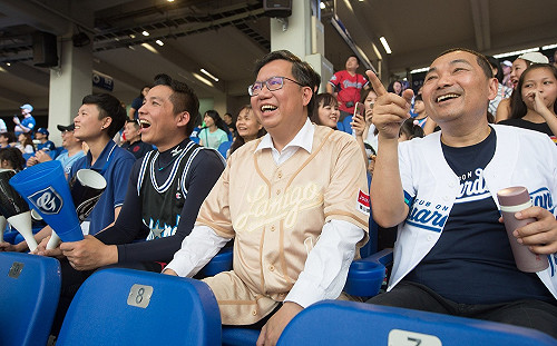 侯友宜揪鄭文燦看球賽  各自加油非尬場