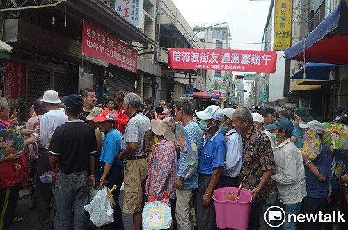 提前過端午 嘉義市愛鄉慈善會送街友肉粽、香包