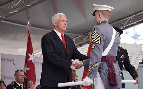 彭斯點名中國  預警西點軍校畢業生「準備戰鬥」