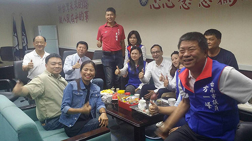 朱立倫：我提基本薪資三萬  蔡英文三年後終拿香跟拜