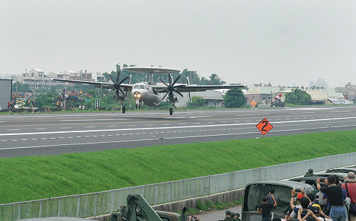 空軍E-2K型機起落架故障 機腹著地衝出跑道