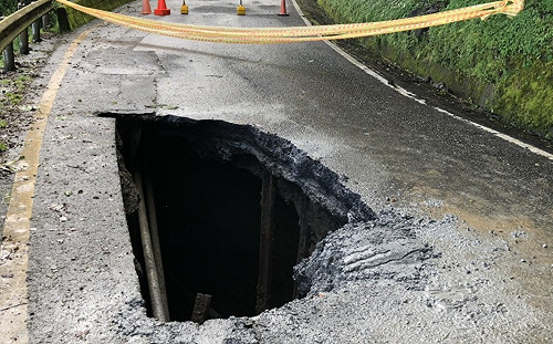 豪雨造成路基掏空！翠峰派出所到合歡山雙向禁止通行