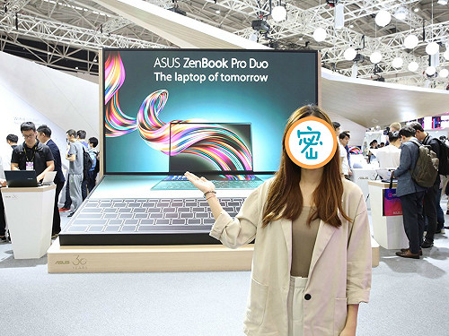 電腦展驚見甜笑高顏值美女小編　迷暈眾人：先買200台