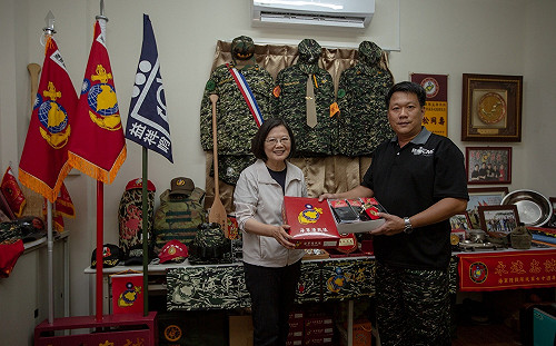 有洋蔥！小英訪館長介紹織襪廠 陸戰弟兄返鄉打拼不忘扶弱