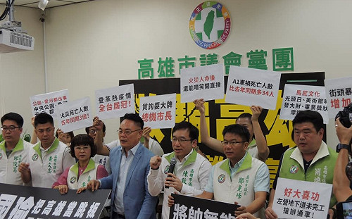 高雄市議會33票通過「6點下班」 民進黨團抗議