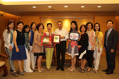 台商董娘喝咖啡不聊是非 「謙守雅集」捐新北復康巴士