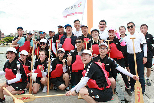 新北議長盃龍舟賽登場 議員跨黨派組隊奪冠