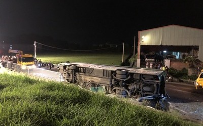 阿羅哈客運失控翻國道邊坡 釀2死14輕重傷