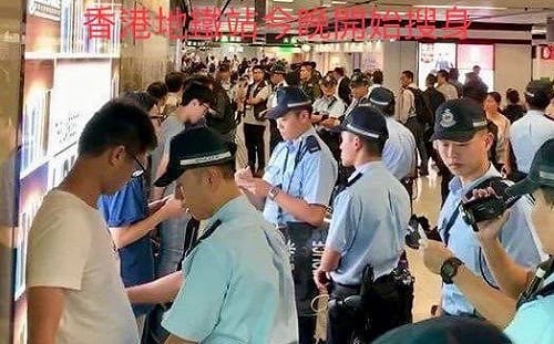 解放軍換上港警服? 范雲分享地鐵搜身圖 網友直呼太可怕…...