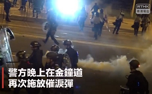 (影) 反送中群眾徹夜抗爭 防暴警察施放催淚彈驅離