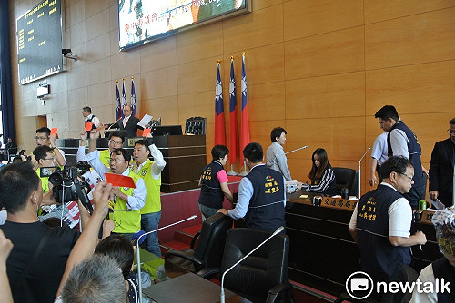 新系議員亮紅牌轟走盧秀燕  新聞局長：深切遺憾