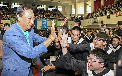 改口不參加反紅媒遊行 郭台銘狠酸：台灣民主自由不需「中奸媒體」