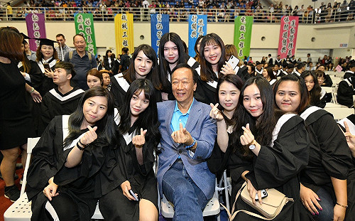 郭台銘畢典致詞：若可以沒週末假日連續45年工作 將可超越我