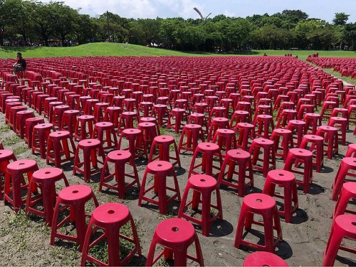 四叉貓又路過雲林韓造勢現場數椅子 全部坐滿才有1.3萬人