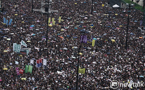 泛民區選大勝後民陣遊行  港警籲和平理性