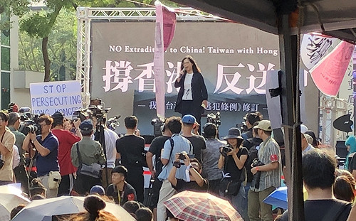 暫緩理由怪罪台灣！？管碧玲怒嗆港特首：在台灣大家會要你下台