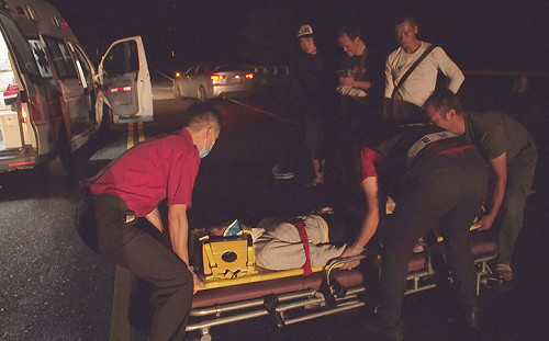 水牛逛大街 女騎士撞牛摔車身亡