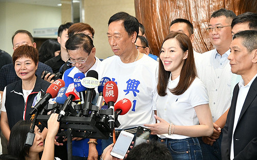 宣布參選後郭董夫婦首次合體　曾馨瑩哽咽被拍郭台銘趕緊護妻