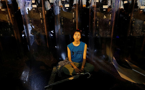 警盾前靜坐成反送中形象 香港「盾牌女孩」：希望人們藉此受激勵