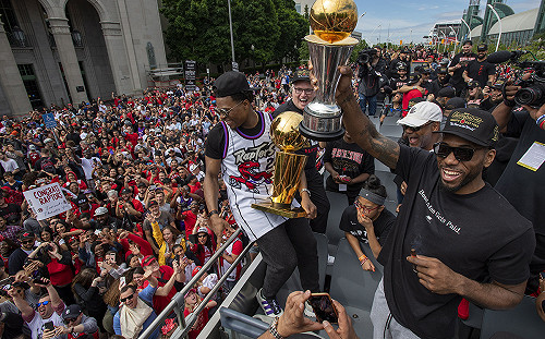 NBA／多倫多全城挽留雷納德　球迷大喊：再留5年！(影)