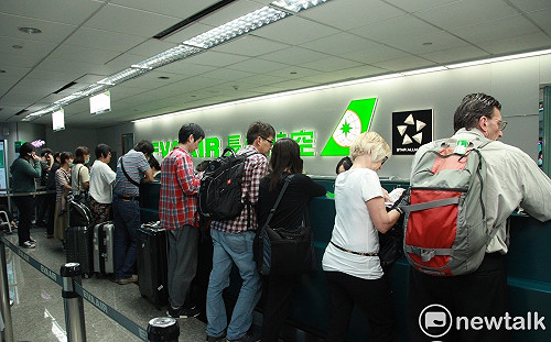 萬人癱瘓香港機場 台港今明取消24航班影響數千人