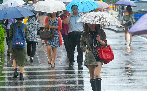 周一、二各地短暫雨　周三回暖　一張圖秒懂未來一周天氣