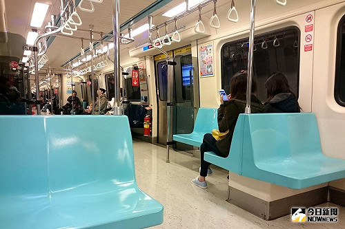 屢試不爽！車上遇霸佔座位乘客「用此招」對方鐵定秒讓座