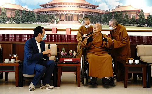 郭台銘拜會星雲法師遭考驗　希望他不要光說不做