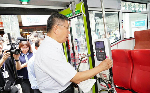 影／柯文哲親自示範　7月1日起雙北上下公車都要嗶嗶