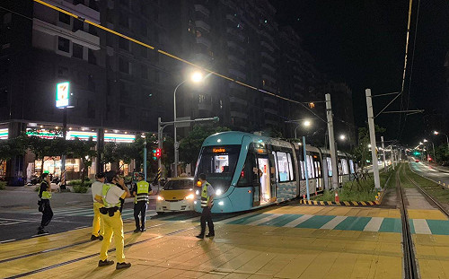 淡海輕軌通車後首起事故 計程車違規撞列車頭