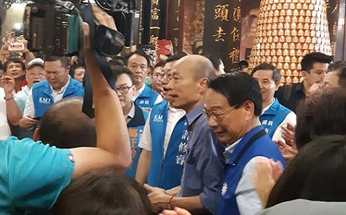 韓國瑜新竹城隍廟上香 短短幾步走10分鐘