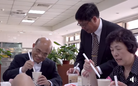 蘇貞昌認證吸管喝波霸珍奶OK　張子敬點頭猛吸