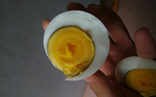 水煮蛋蛋黃出現一圈一圈的年輪？原來都是因為「飼料」！